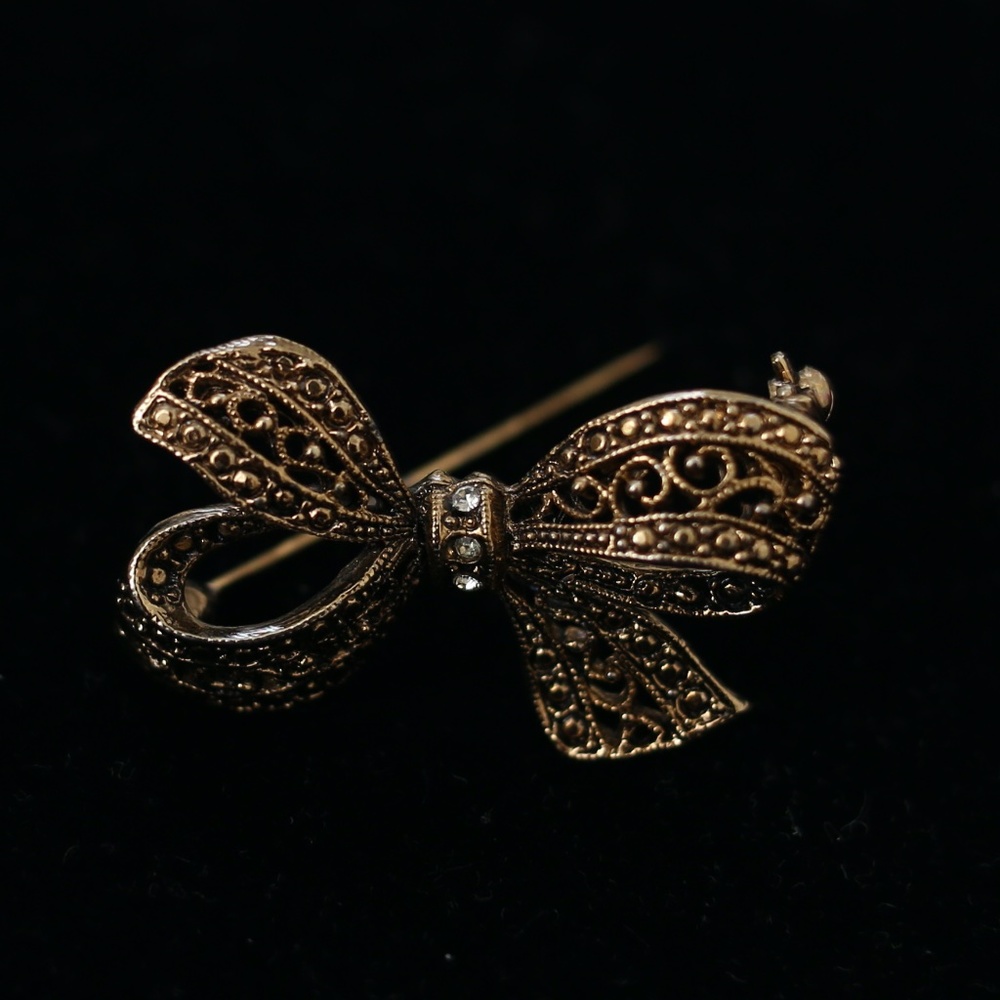 VINTAGE Brass bow pin brooch with rhinestones
